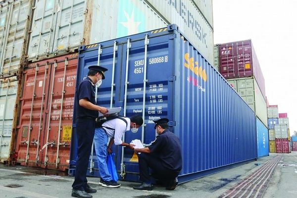 On-the-spot import-export service at Chan May Port